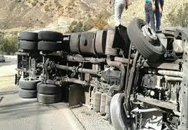 سرقت بار کامیون واژگون شده توسط مردم اشک راننده را درآورد+ فیلم