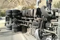 فیلم| راننده کامیون هنگام تخلیه بار، چپ کرد