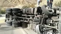 سرقت بار کامیون واژگون شده توسط مردم اشک راننده را درآورد+ فیلم