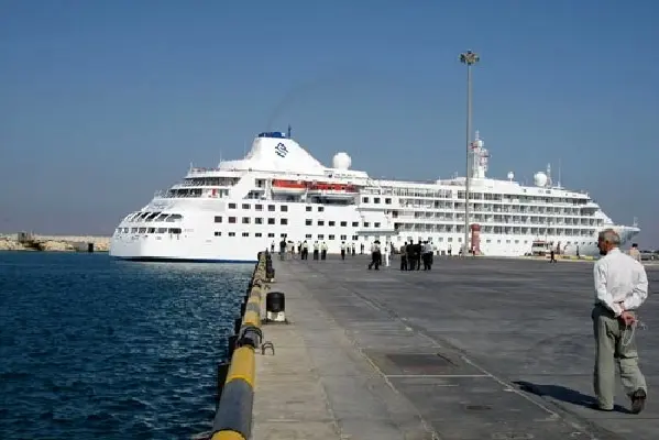 اولین کشتی کروز مسافری ۱۷۰۰ نفره جام جهانی قطر وارد بندر بوشهر شد