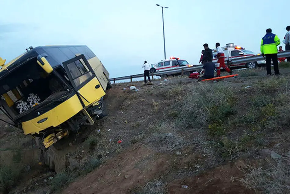 برخورد اتوبوس با کوه در محور نطنز – اصفهان/ 26 مسافر مصدوم شدند