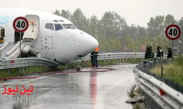 هواپیمایی در ایتالیا پس از خروج از باند فرودگاه وارد بزرگراه شد