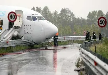 هواپیمایی در ایتالیا پس از خروج از باند فرودگاه وارد بزرگراه شد