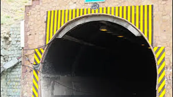 فیلم | نصب تابلوهای مسیر نما در تونل های محور کرج کندوان توسط راهداری گچسر