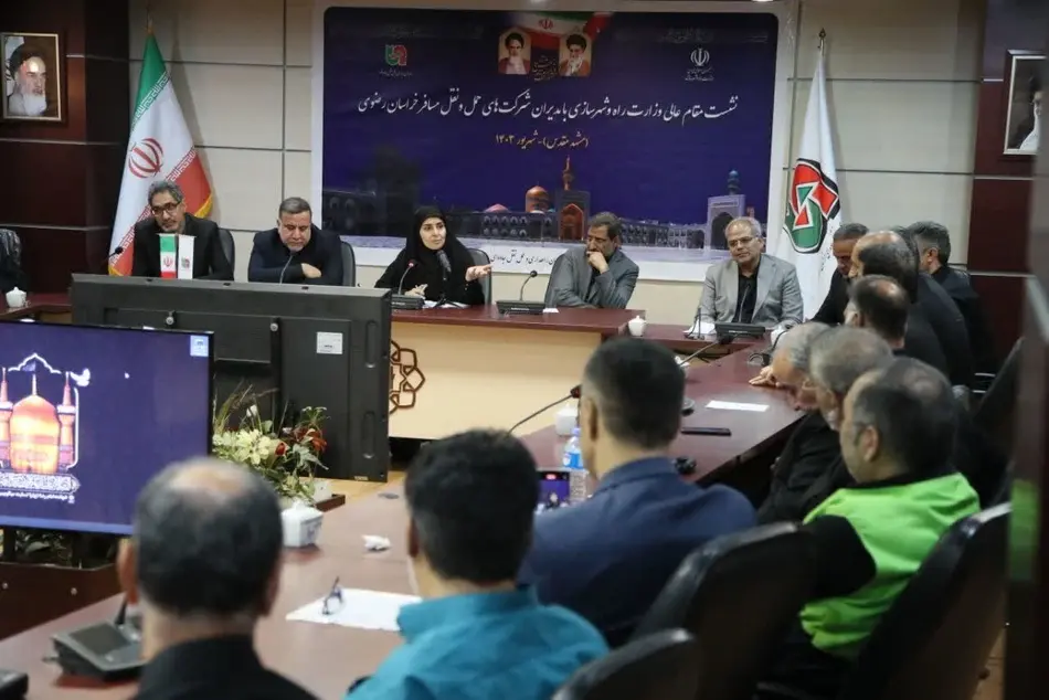برگزاری نشست وزیر راه و شهرسازی با مدیران شرکت های حمل و نقل مسافر خراسان رضوی 
