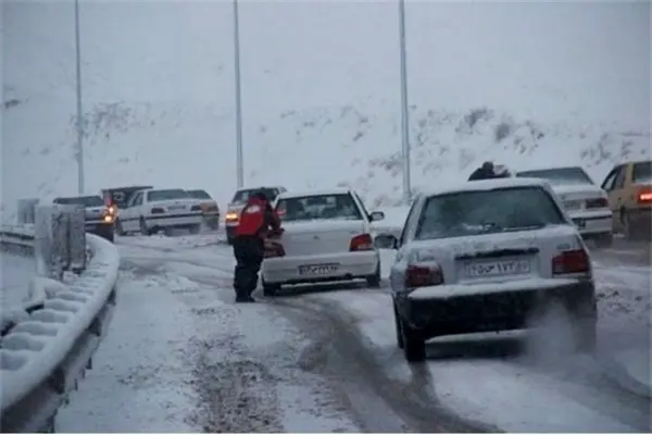 بارش برف در محورهای استان گیلان و اردبیل 