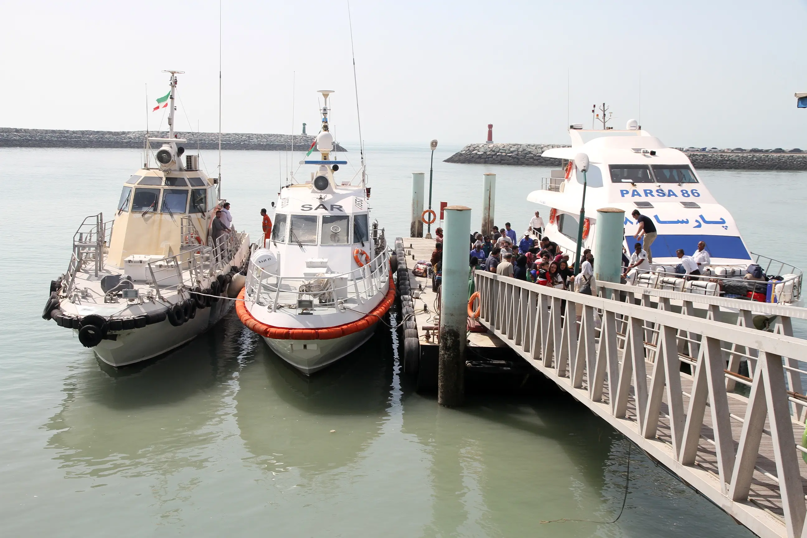 نجات سرنشینان یک قایق تفریحی در بندر نوشهر 