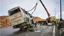 آسیب 14 مسافر در برخورد اتوبوس با پژو ۴۰۵