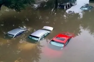 فیلم| گرفتار شدن خودروی ایتالیایی ها در گل و لای و سیلاب 