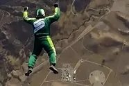 فیلم| لحظاتی نفس‌ گیر از اسکای دایوینگ دو انسان پرنده و فرود به داخل هواپیما