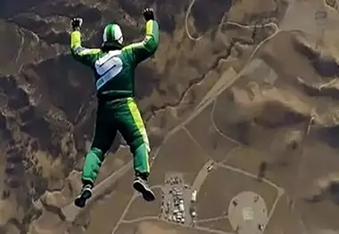 فیلم| لحظاتی نفس‌ گیر از اسکای دایوینگ دو انسان پرنده و فرود به داخل هواپیما