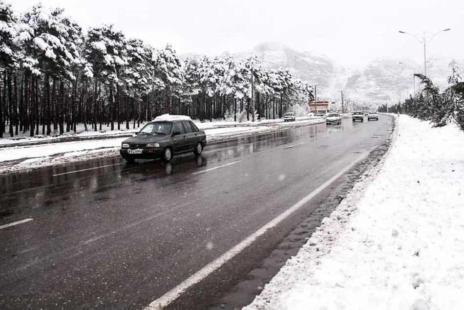 برف و باران در جاده‌های ۱۳ استان