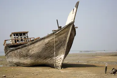 بازپس گیری لنج صیادی سرقتی در میناب؛ دزدان دریایی متواری شدند