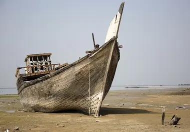 بازپس گیری لنج صیادی سرقتی در میناب؛ دزدان دریایی متواری شدند