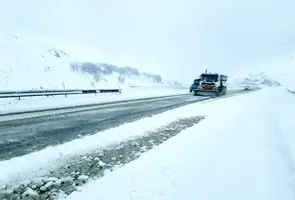 بارش برف و باران در جاده های کشور / از بارش برف در محور کندوان تا ترافیک سنگین در محورهای چالوس و هراز