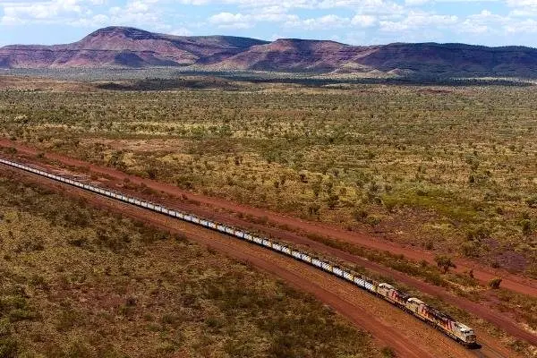 قطار خودران استرالیایی بار حمل می کند