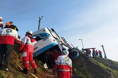 ۵ فوتی و ۱۸ مصدوم در حادثه واژگونی اتوبوس در گیلان + عکس