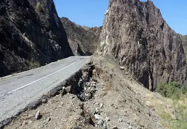 جاده‌های روستایی گناباد ارتقا نیافته‌ است