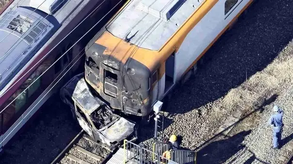 برخورد قطار با خودرو در گذرگاه راه آهن در کیوتوی ژاپن