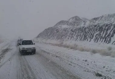  بارش برف سبب لغزندگی جاده کرج - چالوس شد