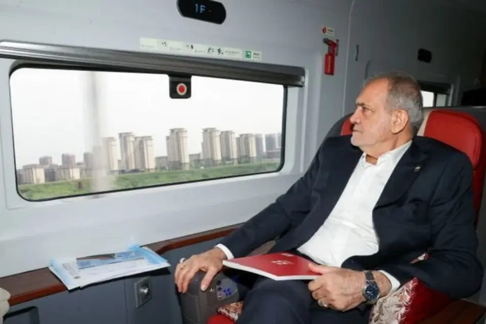 سفر مسعود پزشکیان از تیانجین به پکن با سرعت 350
