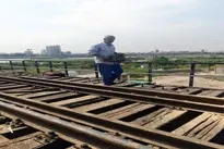 گزارش تصویری | تعویض تراورس های معیوب پل تاریخی سیاه راه آهن جنوب