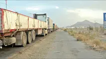 فیلم| صف سوختگیری کامیون ها چند ردیفه و جاده بسته شد