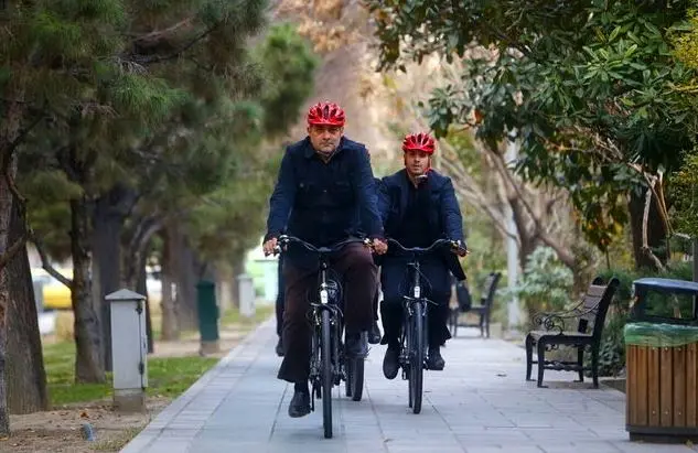در آخرین سه‌شنبه سال 97 حناچی با دوچرخه به بهشت رفت