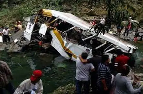 سقوط اتوبوس در هند ۸ کشته داد