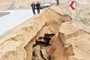 علت رانش زمین در محور فرخشهر - دزک استان چهارمحال وبختیاری چهارخطه کردن این جاده است!