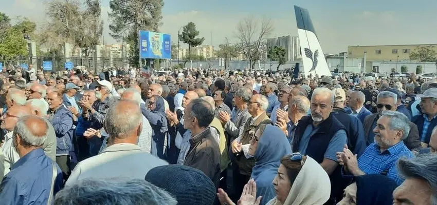 تجمع بازنشستگان هما در اعتراض به مشکلات درمانی و قطع کمک‌هزینه رفاهی
