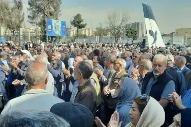 تجمع بازنشستگان هما در اعتراض به مشکلات درمانی و قطع کمک‌هزینه رفاهی
