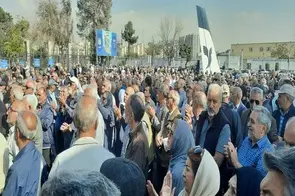 تجمع بازنشستگان هما در اعتراض به مشکلات درمانی و قطع کمک‌هزینه رفاهی
