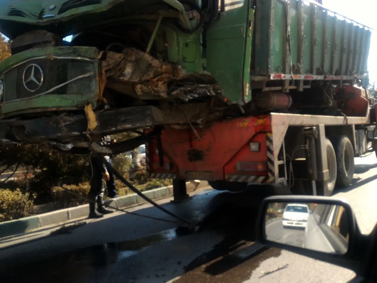برخورد کامیون با تریلر در اصفهان تنها با خسارت مالی به تاسیسات شهری