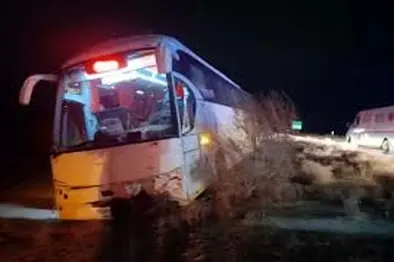 تصادف اتوبوس حامل دانش آموزان در محور یزد طبس هشت مصدوم برجای گذاشت