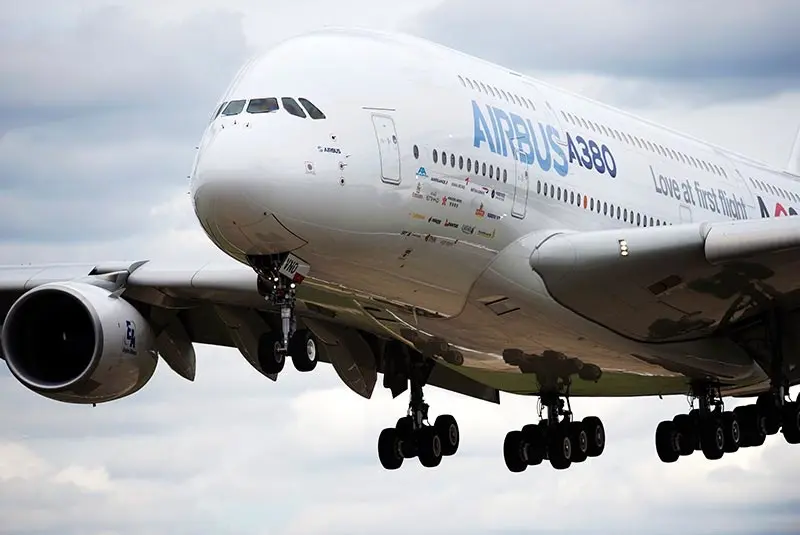 جابجایی هولناک ایرباس A380 روی باند فرود توسط باد!