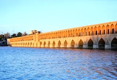 زاینده‌رود تا 2 ساعت دیگر به شهر اصفهان می رسد؛ گردشگران بستر رودخانه را ترک کنند