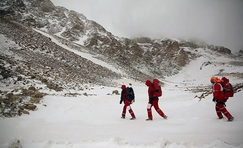 تلاش کوهنوردان و اسکی‌بازان برای یافتن باقیمانده پیکرها