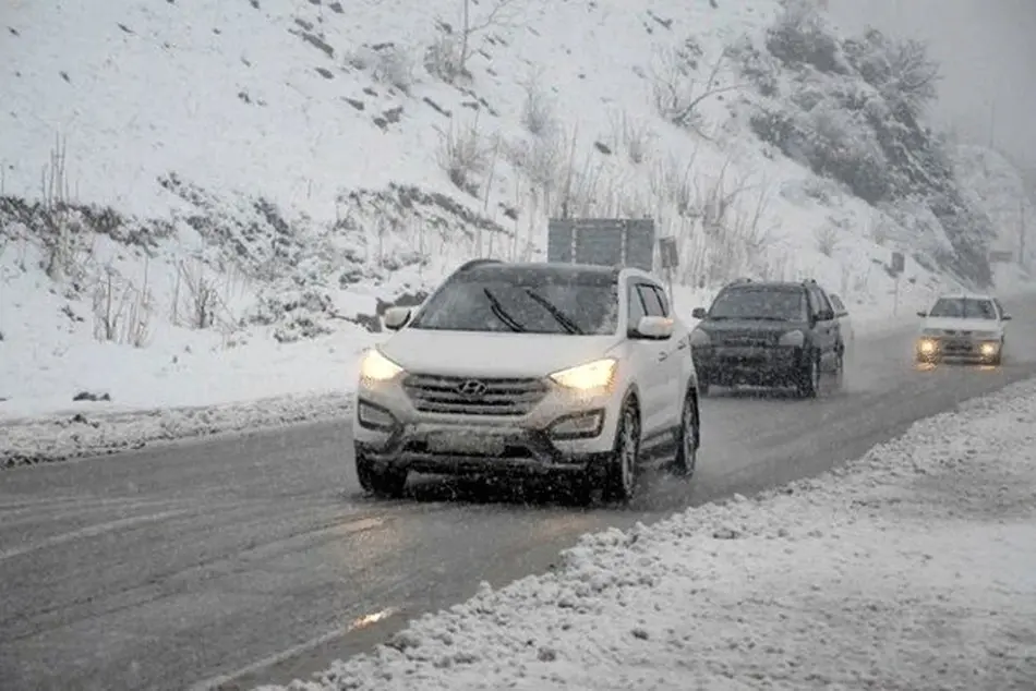 بارش برف و باران در محورهای ۵ استان کشور: انسداد دو محور مواصلاتی