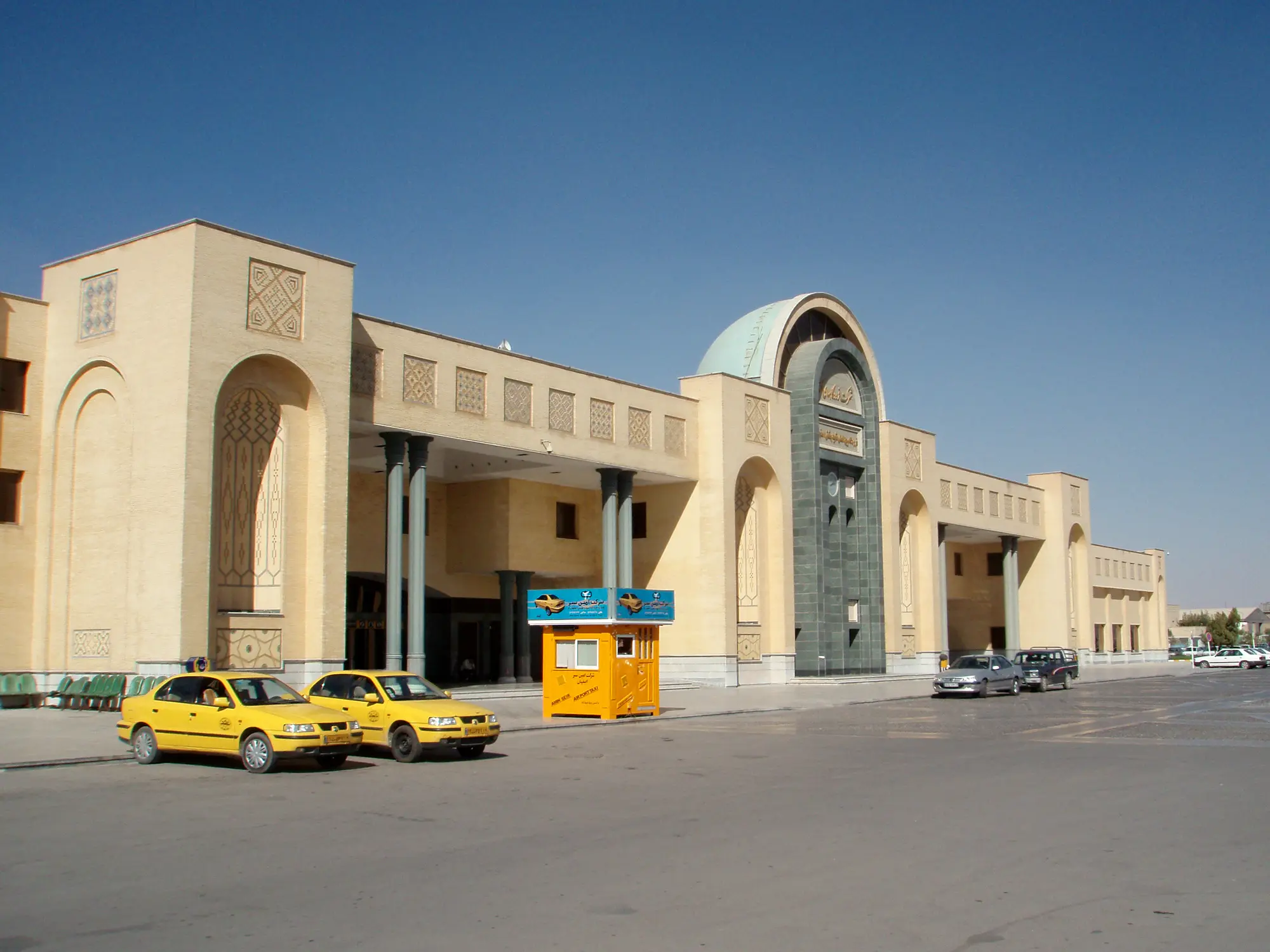 ورود حجاج استان اصفهان به کشور با پروازهای هما
