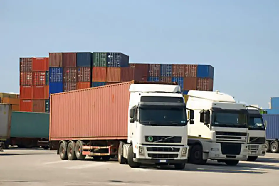ممنوعیت تردد کامیون های حمل بار صادراتی در مرز چذابه