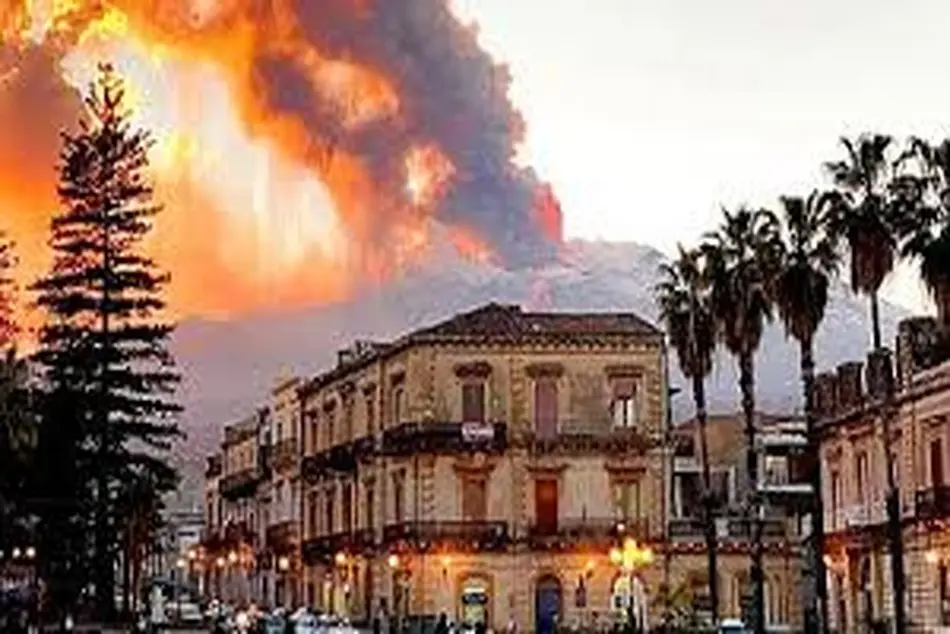 فوران آتشفشان در ایتالیا؛ ورود گردشگران به جزیره توریستی متوقف شد+فیلم