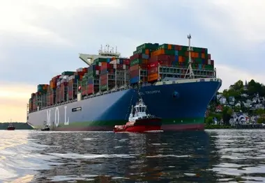 MOL containership makes fast in Hamburg