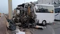 فیلم | برخورد شدید اتوبوس گردشگری با ستون سیمانی در آنتالیا