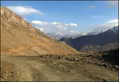 فیلم| ساخت جاده در روستای تاریخی انبوه توسط روستائیان