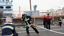 مانور عملیاتی اطفاء حریق در شناورهای پهلوگرفته کنار اسکله ها در بندر چابهار برگزار شد