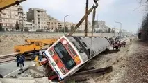 قطار از ریل خارج شده مترو به ریل بازگشت