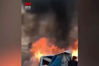 نجات یک راننده از آتش توسط مردم در جاده پلدختر به اندیمشک