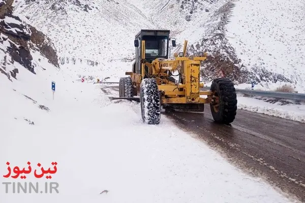 عملیات برف روبی در کیلومتر 209 آزادراه شیراز اصفهان