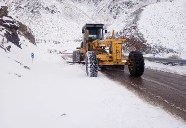 برف‌ روبی بیش از ۲۱۰۰ کیلومتر توسط ۱۰۰ راهدار در محورهای استان یزد 